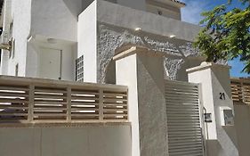 Casa MYA con terreno privado y parking compartido - a 800m de Playa Poniente